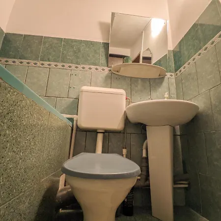 Moss's Economy Apartment *